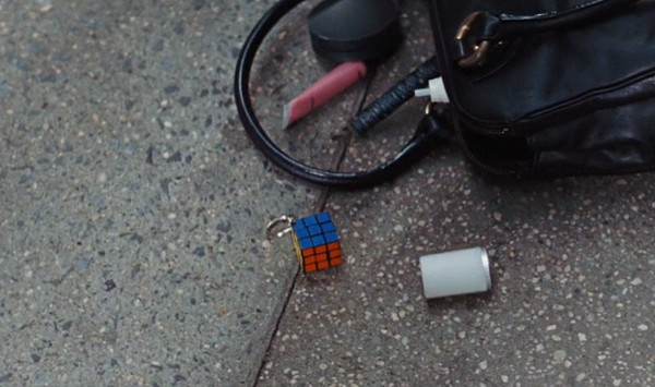 Rubiks kubus gevallen uit een tas in de film Duplicity- 2009